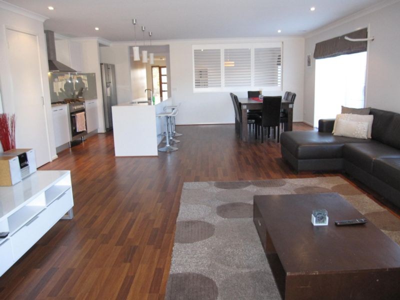 17 Rosella Grove, Cowes VIC 3922