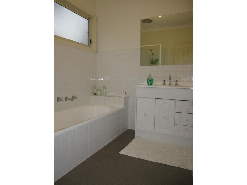 4/17 Douglas Road, Cowes VIC 3922