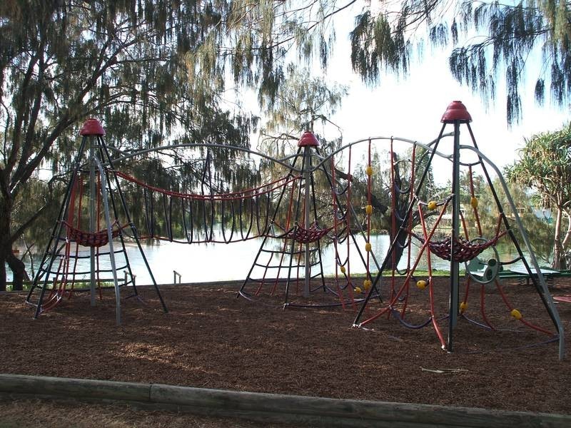 4 Daisy Ct, Coral Cove QLD 4670