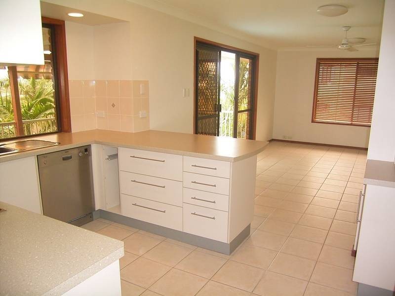 11 Hilltop Ave, Qunaba QLD 4670