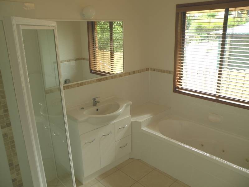 11 Hilltop Ave, Qunaba QLD 4670