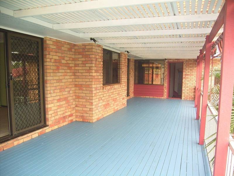 11 Hilltop Ave, Qunaba QLD 4670