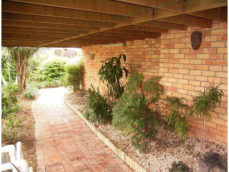 11 Hilltop Ave, Qunaba QLD 4670