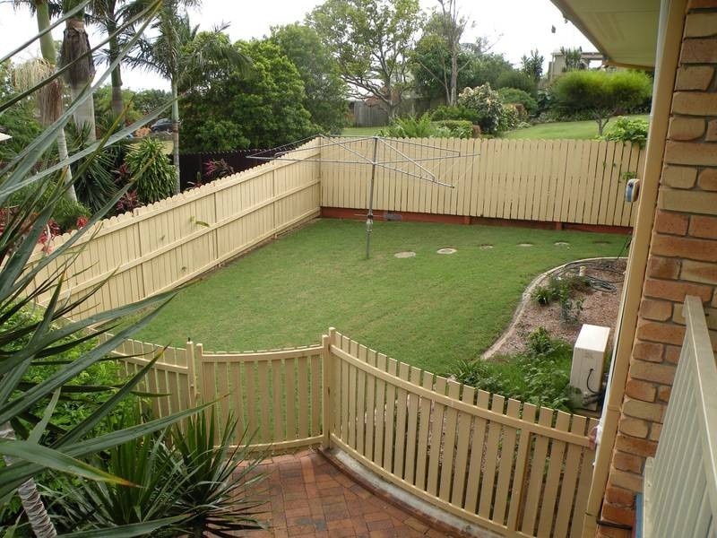 11 Hilltop Ave, Qunaba QLD 4670