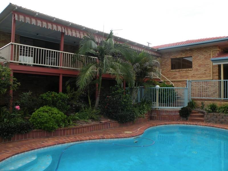 11 Hilltop Ave, Qunaba QLD 4670