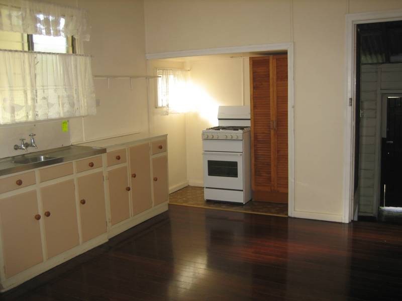 4 Livingstone St, Kepnock QLD 4670