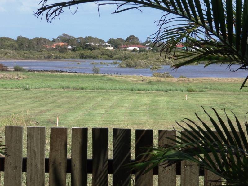 8 Bisdee St, Coral Cove QLD 4670