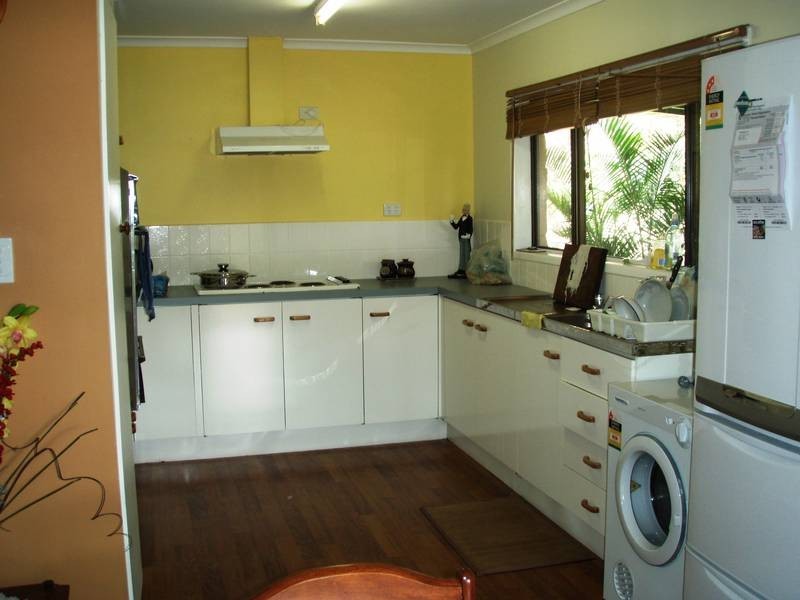 8 Bisdee St, Coral Cove QLD 4670