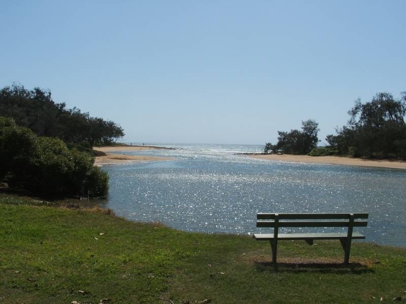 8 Bisdee St, Coral Cove QLD 4670