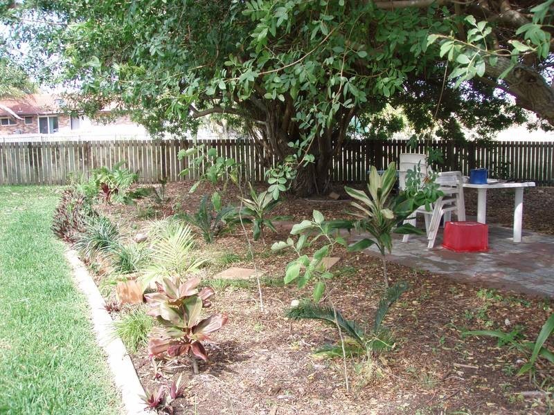 8 Bisdee St, Coral Cove QLD 4670