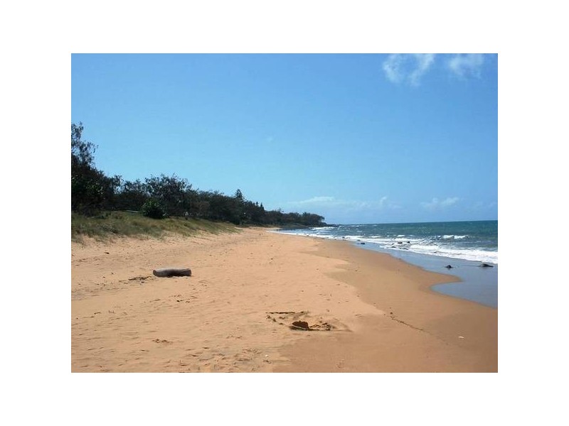 9 Betty Cl, Coral Cove QLD 4670