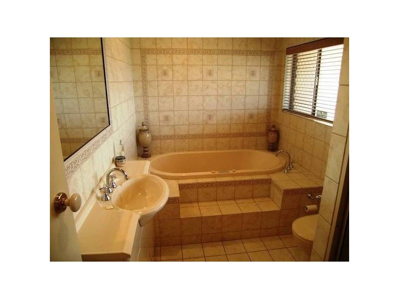 40 Avenell St, Avenell Heights QLD 4670