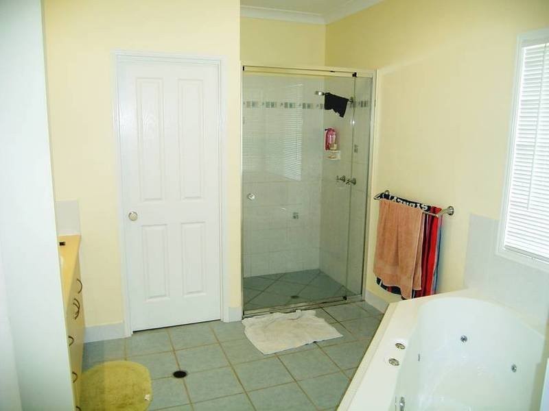 3 Robert John Cct, Coral Cove QLD 4670