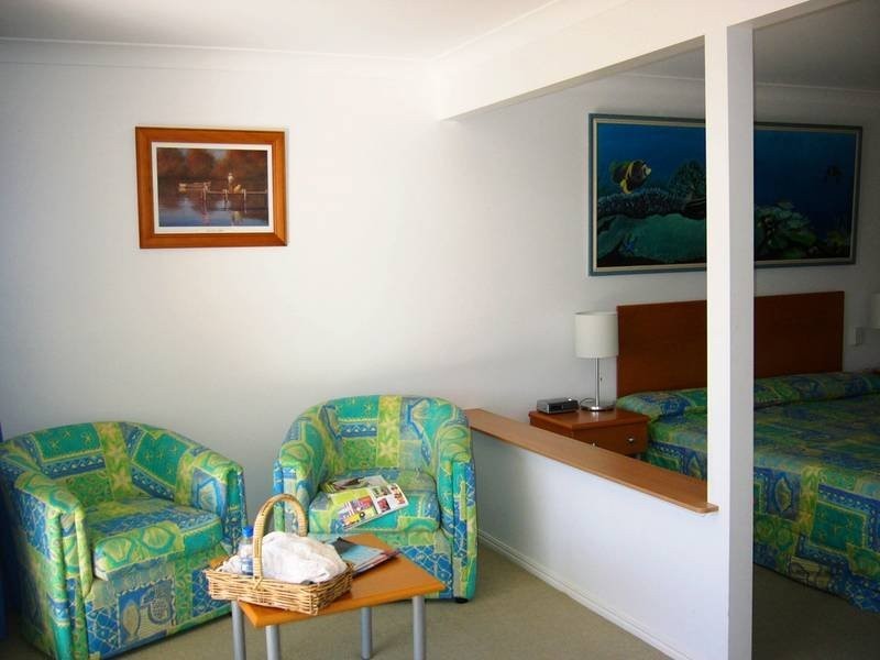 1 Pebble Beach Dr, Coral Cove QLD 4670
