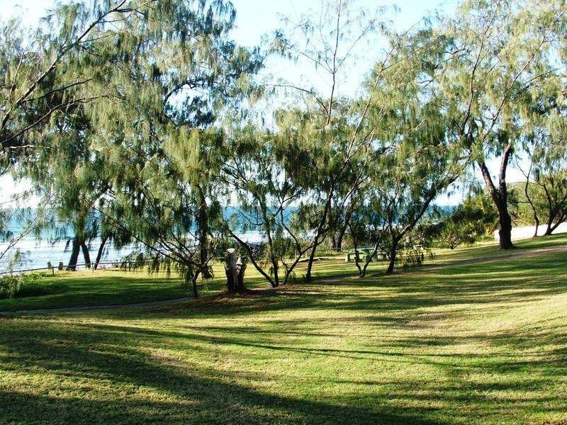 1 Pebble Beach Dr, Coral Cove QLD 4670