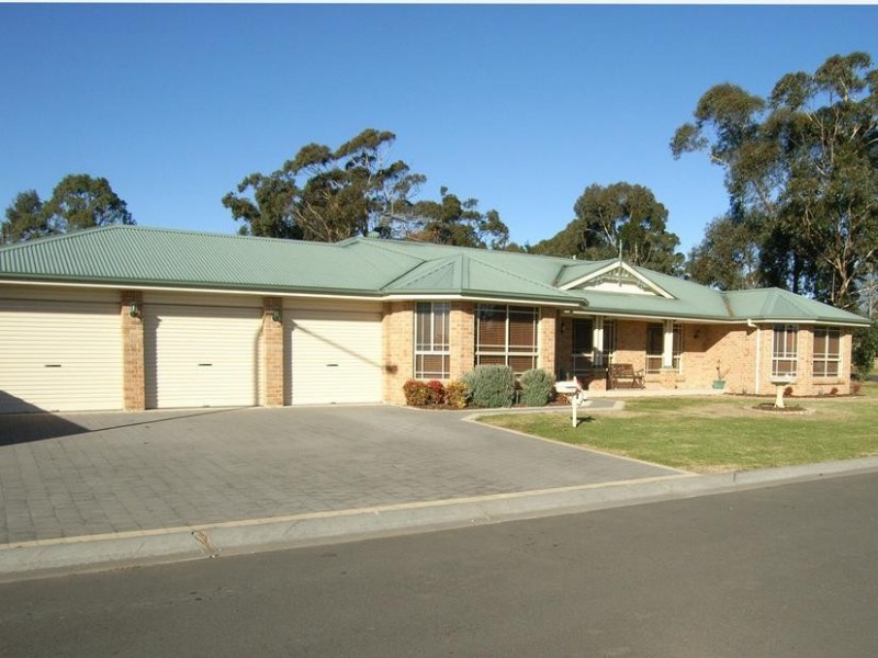 2 Sharnee Close, Hill Top NSW 2575