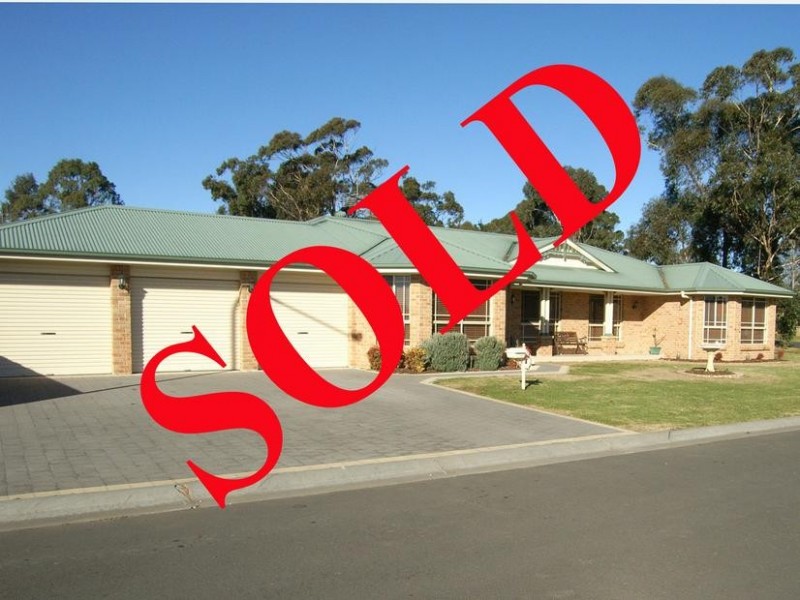 2 Sharnee Close, Hill Top NSW 2575