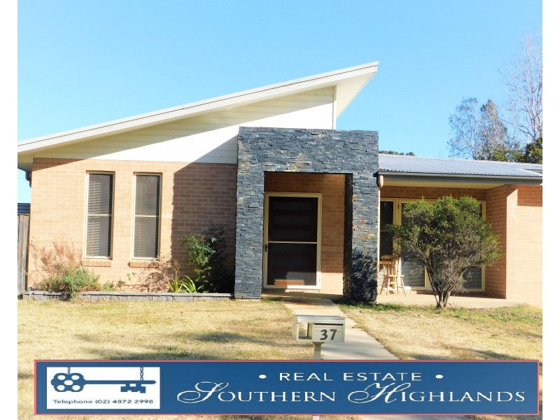37 WEST PARADE, Hill Top NSW 2575