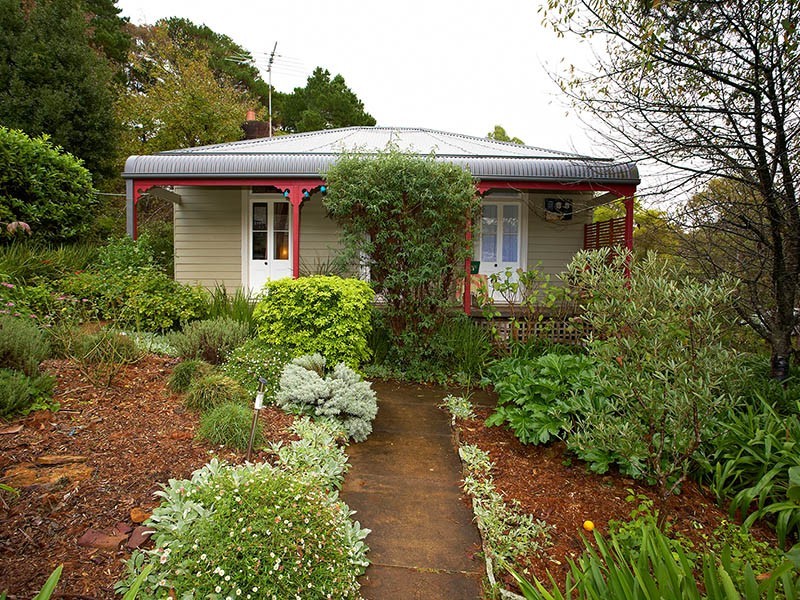 4 Walmer Crescent, Wentworth Falls NSW 2782