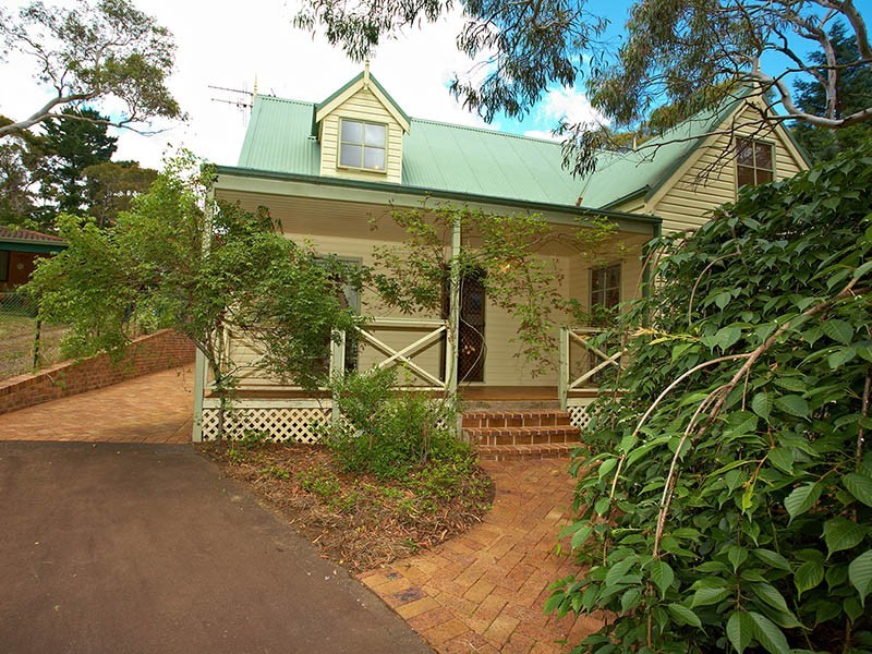 14 Waratah Street, Wentworth Falls NSW 2782