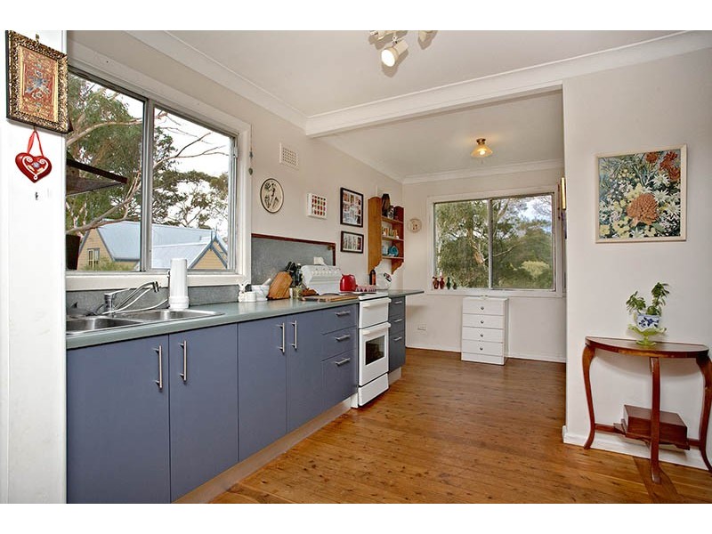8 St Georges Parade, Wentworth Falls NSW 2782