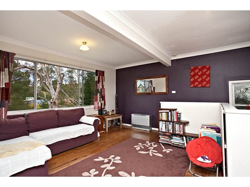 8 St Georges Parade, Wentworth Falls NSW 2782