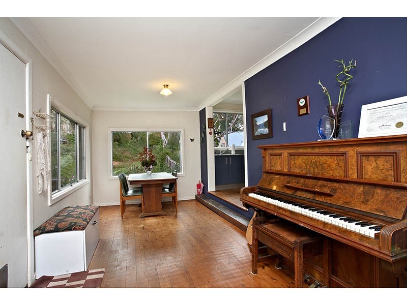 8 St Georges Parade, Wentworth Falls NSW 2782