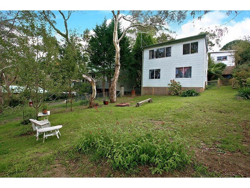 8 St Georges Parade, Wentworth Falls NSW 2782
