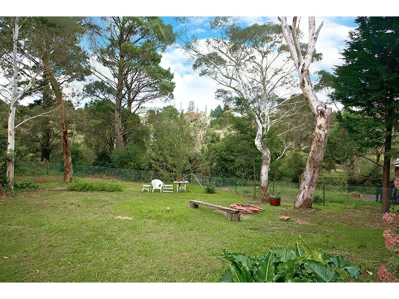 8 St Georges Parade, Wentworth Falls NSW 2782