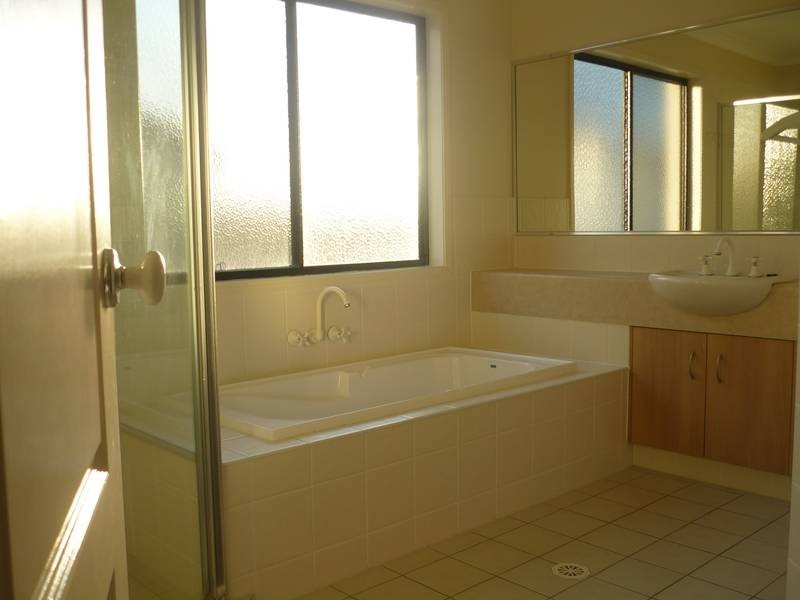 2 Noelene Lane, Arundel QLD 4214