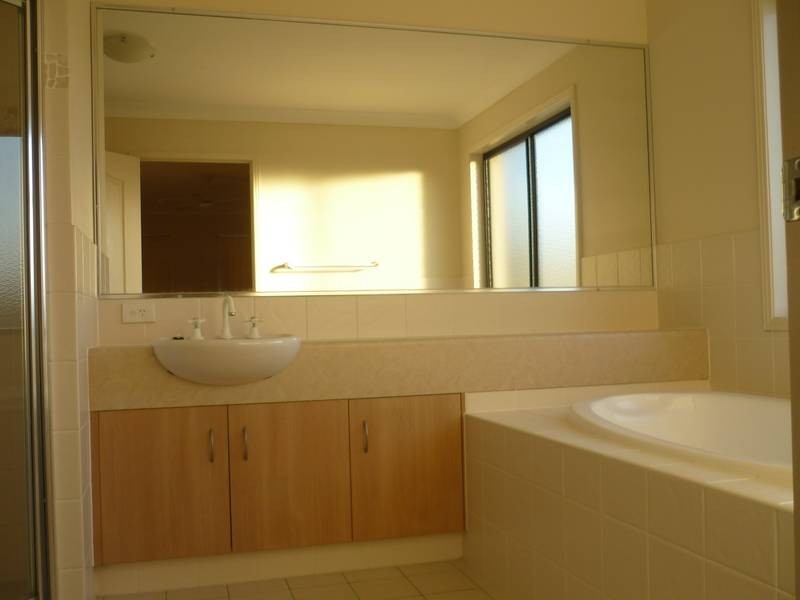 2 Noelene Lane, Arundel QLD 4214
