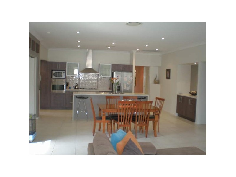 18 Laurdale Cres, Ormeau QLD 4208