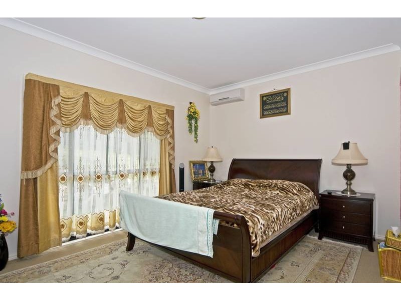 57 Grove Rd, Edens Landing QLD 4207