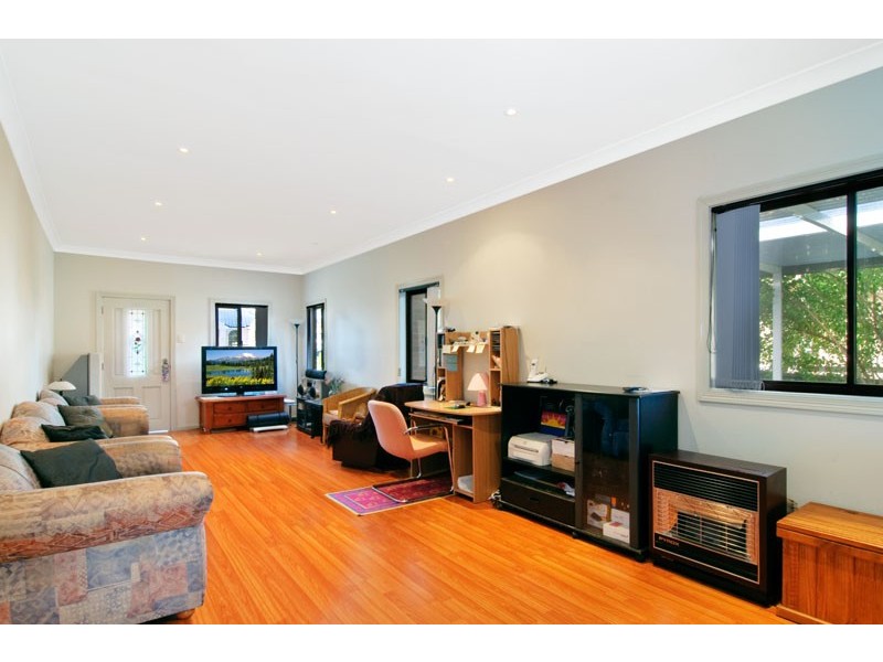 28 Harcourt Ave, East Hills NSW 2213