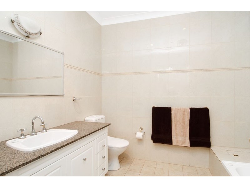 28 Harcourt Ave, East Hills NSW 2213