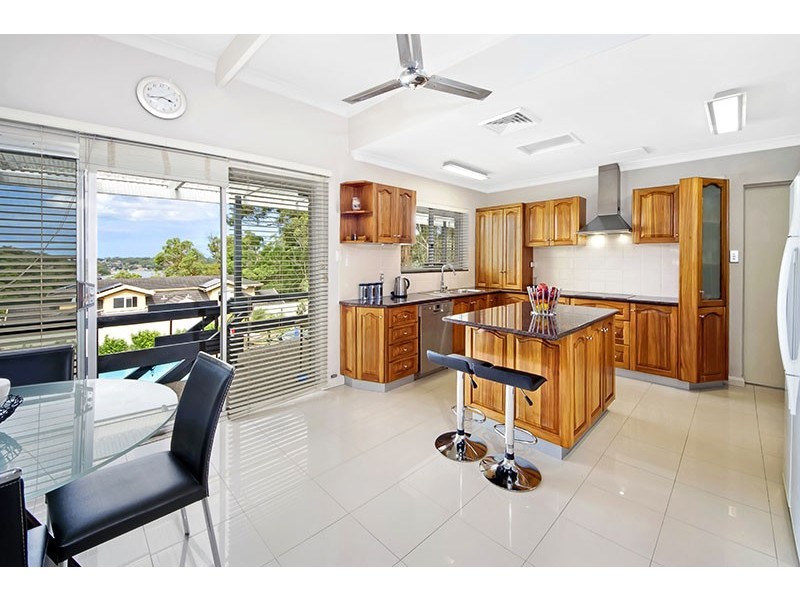 2 Woodcliff Parade, Lugarno NSW 2210