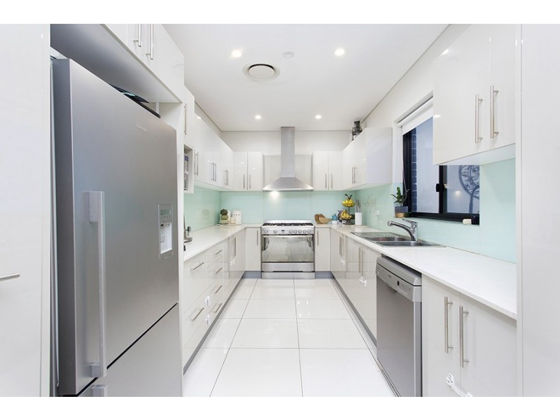 1/8 Collaroy Ave, Peakhurst NSW 2210