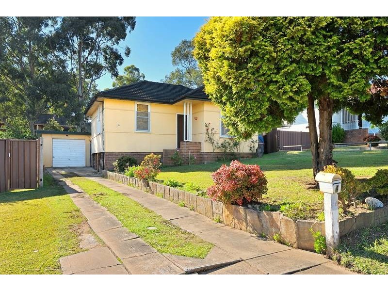 4 Hugh Ave, Peakhurst NSW 2210