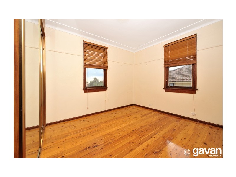 4 Hugh Ave, Peakhurst NSW 2210