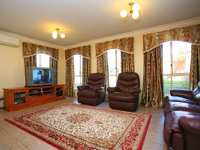 8 Dorrie Place, Quakers Hill NSW 2763