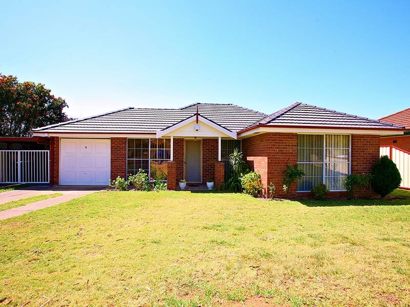 9 Oaktree Grove, Prospect NSW 2148