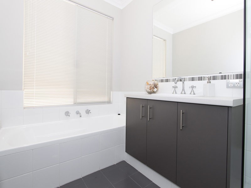 34 Seaspray Crescent, Jindalee WA 6036