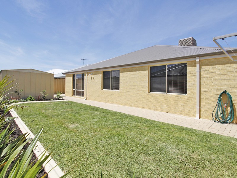 18 Featherstone Gardens, Butler WA 6036