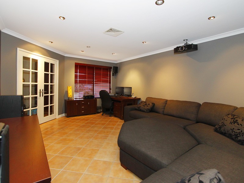 10 Mintaro Parade, Quinns Rocks WA 6030