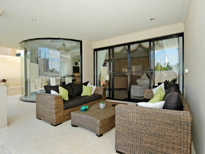 14 Rhodes Close, Mindarie WA 6030