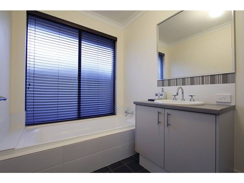 60 Finglas Meander, Butler WA 6036