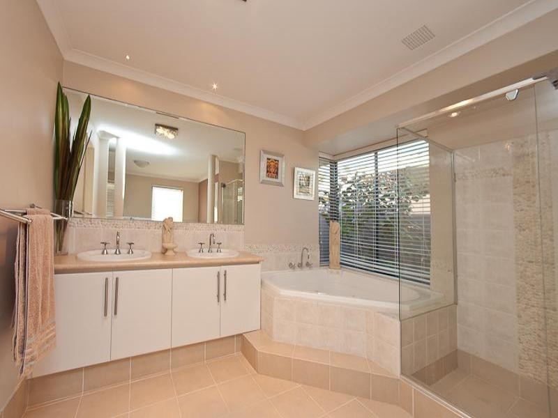 11 Fairmont Place, Currambine WA 6028