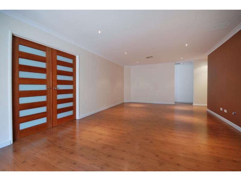 11 Feakle Bend, Ridgewood WA 6030
