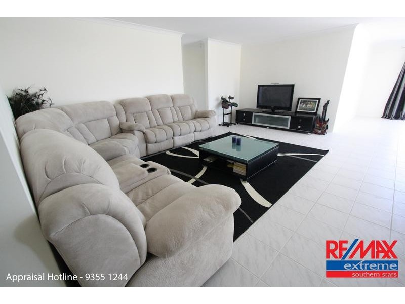 39 Hillhouse Way, Piara Waters WA 6112