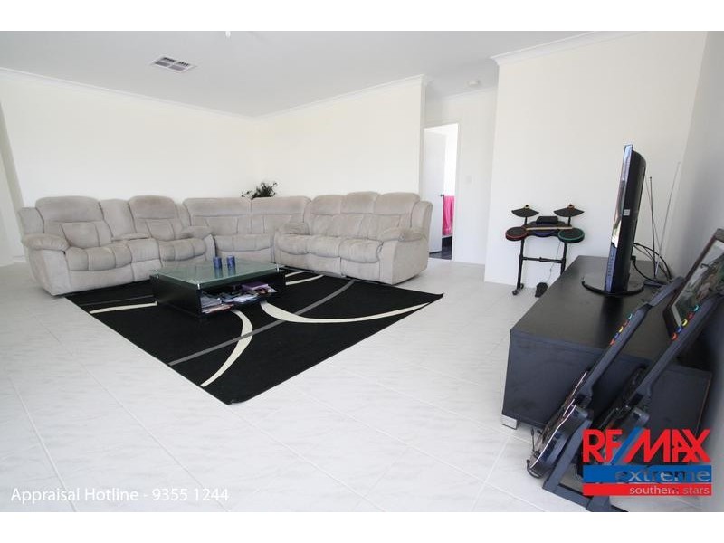 39 Hillhouse Way, Piara Waters WA 6112